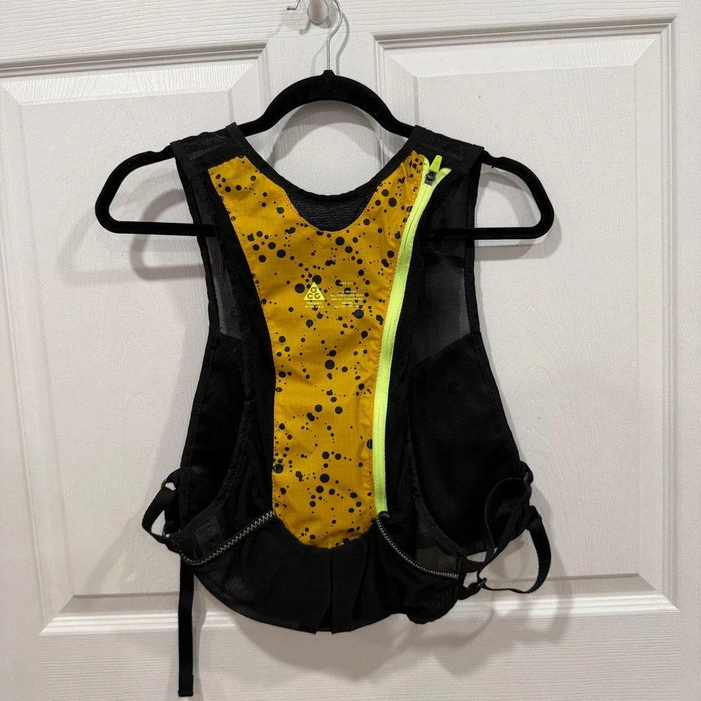 Nike ACG Running Hydration Vest Black Yellow Splatter NRLB0912SM Size S/M